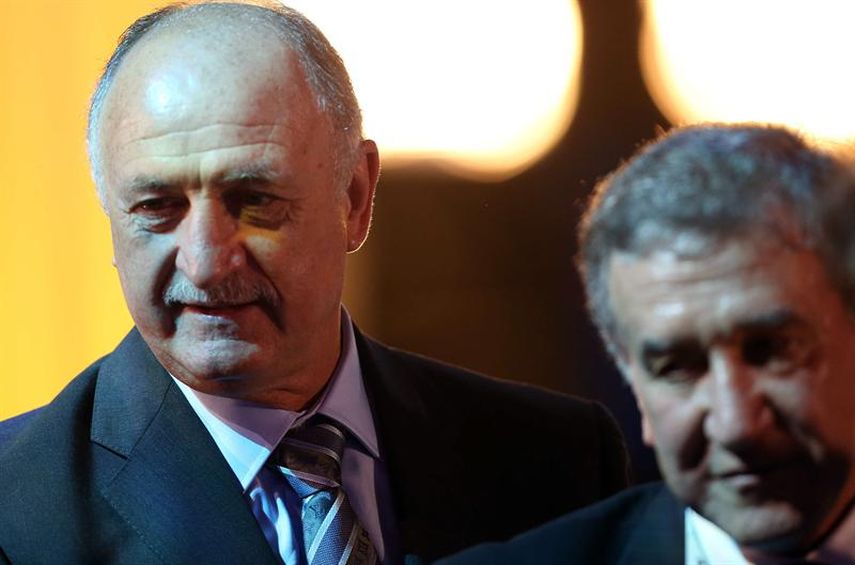 Carlos Parreira (d), asistente técnico del entrenador de Brasil, Luiz Felipe Scolari (izq,), en el sorteo del Mundial de Fútbol Brasil 2014 en Costa do Sauipe, Bahia (Brasil). (EFE)