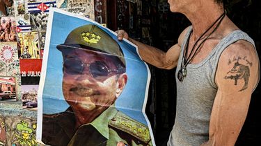 Cubano muestra afiche del dictador Raúl Castro. La Habana, Cuba.&nbsp;