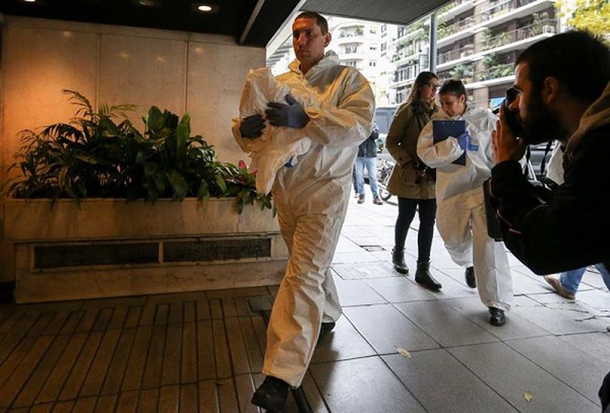 Miembros de la policía científica de la Policía Federal Argentina (PFA) llegan al edificio donde residía y fue hallado muerto el ejecutivo Horacio Quiroga (EFE)