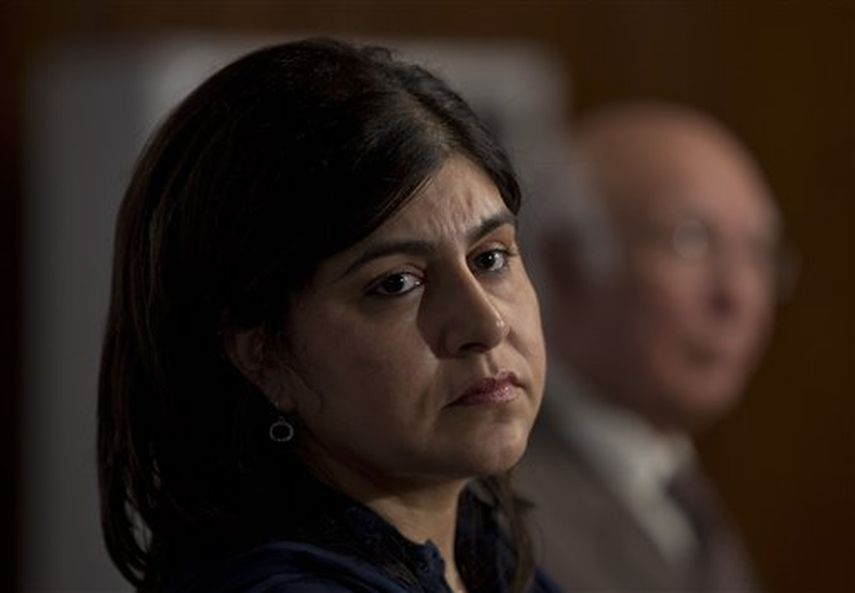 ministra Sayeeda Warsi de la Oficina del Exterior, mientras escucha a un reportero durante una conferencia de prensa conjunta con Sartaj Aziz en Islamabad, Pakistán