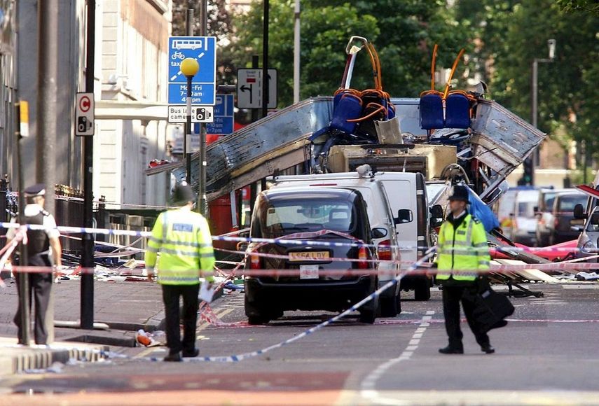 En el atentado contra un autobús en Londres en julio de 2005, 56 personas mueren y 700 resultan heridas.