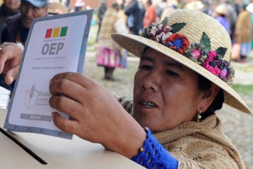 Una mujer indígena aymara emite su voto en una estación de votación durante las elecciones judiciales en Laja, Bolivia, el 15 de diciembre de 2024.&nbsp;