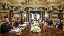 El enviado de EEUU para Oriente Medio, Steve Witkoff; el secretario de Estado, Marco Rubio; el asesor de seguridad nacional, Mike Waltz; el ministro de Asuntos Exteriores de Arabia Saudí, el príncipe Faisal bin Farhan al-Saud; el asesor de seguridad nacional, Mosaad bin Mohammad al-Aiban; el asesor de política exterior del presidente ruso, Yuri Ushakov; y el ministro de Asuntos Exteriores de Rusia, Sergei Lavrov, asisten a una reunión en el Palacio Diriyah de Riad el 18 de febrero de 2025.&nbsp;