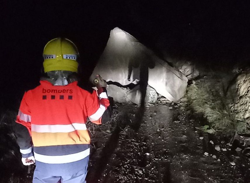 Un bombero en la zona del incidente en el que varias rocas obstaculizaron el flujo ferroviario cerca de Barcelona, el 20 de enero de 2026.&nbsp;