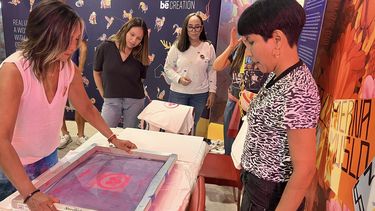 A la izquierda, la artista visual Silvia Parra, creadora del modelo de arte energético Mandalas por la paz.