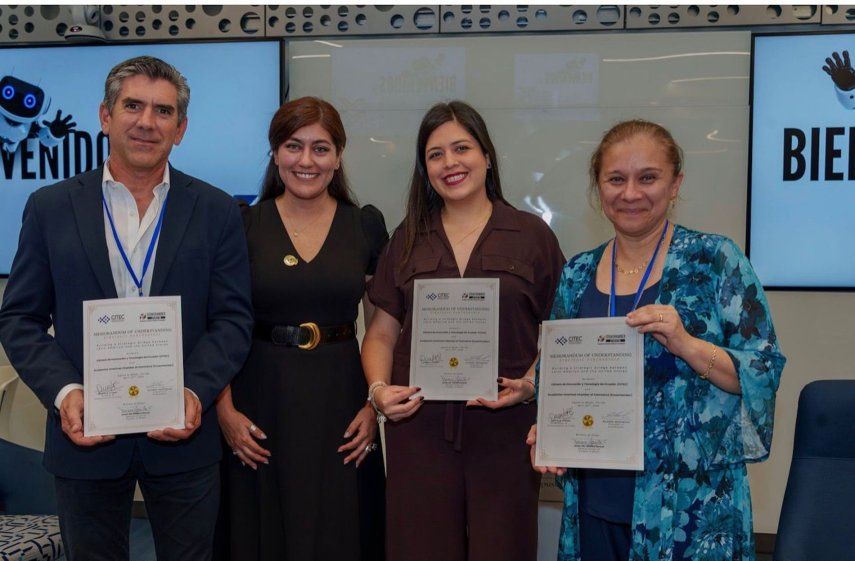 De izquierda a derecha, el presidente de la Ecuachamber, Ricardo Arosemena; Ivette Estrella, CEO de Estar y de Next BridgeX; Daniela Flores, directora de la Cámara de Innovación y Tecnología Ecuatoriana; y Verónica Aguilar, cónsul de Ecuador.