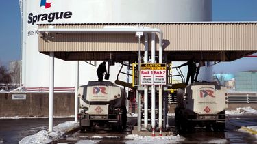 Operadores de una empresa de entrega de petróleo llenan sus camiones en la terminal de Sprague, Maine.
