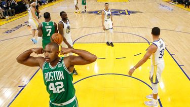 El dominicano Al Horford, pívot de los Celtics de Boston, festeja luego de encestar ante los Warriors de Golden State en el primer juego de las Finales de la NBA, el jueves 2 de junio de 2022&nbsp;