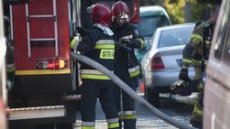 Imagen referencia de un cuerpo de bomberos en la escena de un incendio. Imagen referencia de un cuerpo de bomberos en la escena de un incendio.