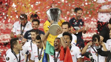 os jugadores del Sevilla festejan tras conquistar la Liga Europa, merced a un triunfo sobre el Inter en la final disputada en Colonia, Alemania, el viernes 21 de agosto de 2020 (