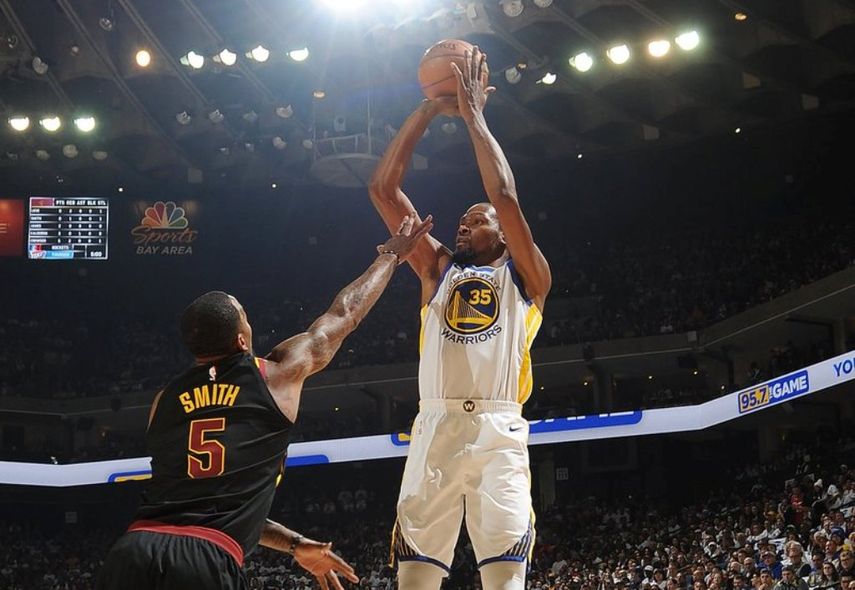 Durant fue decisivo tanto en la ofensiva como en la defensiva con un tapón determinante a LeBron.