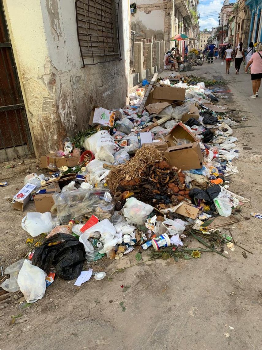 Basura en las inmediaciones de la iglesia Nuestra Señora de Caridad en Centro Habana, donde se celebro una misa en honor al centenario de Celia Cruz, el 21 de octubre de 2025.&nbsp;