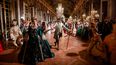 Los invitados vestidos con trajes de estilo barroco caminan en el Salón de los Espejos del Palacio de Versalles como parte de la sexta edición de la noche de disfraces Fetes Galantes, cuyo tema es la Boda Real de María Antonieta y Luis XVI, en Versalles el 23 de mayo de 2022.