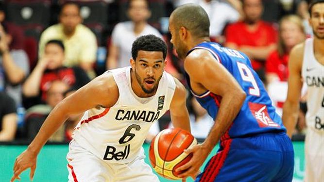Cory Joseph (izquierda) defiende frente a Tony Parker en la final del Preolímpico en Manila. (EFE)