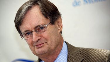 El actor estadounidense David McCallum posa el 10 de junio de 2009 durante una sesión fotográfica de presentación de la serie de televisión Navy NCIS: Naval Criminal Investigative Service en el 49º Festival de Televisión de Montecarlo en Mónaco.