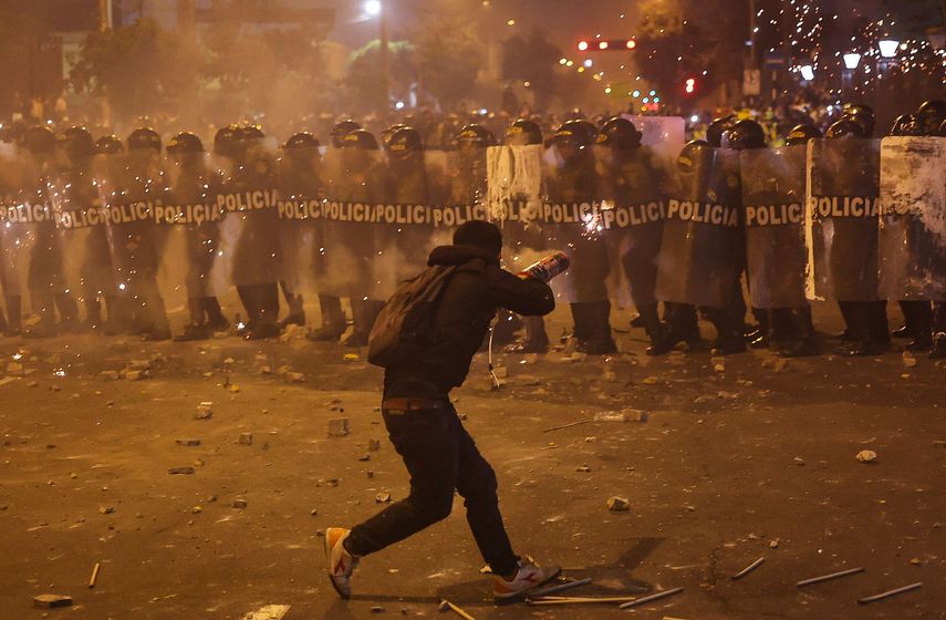 Un manifestante lanza fuegos artificiales contra la policía antidisturbios durante los enfrentamientos posteriores a una protesta contra el presidente interino de Perú, José Jeri, en Lima el 15 de octubre de 2025. 