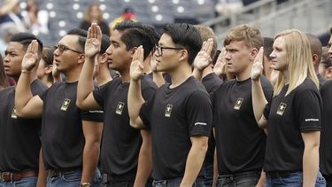 Fotograf&iacute;a&nbsp;del 4 de junio de 2017 de nuevos reclutas del Ej&eacute;rcito de Estados Unidos en una ceremonia de juramento en San Diego, California.