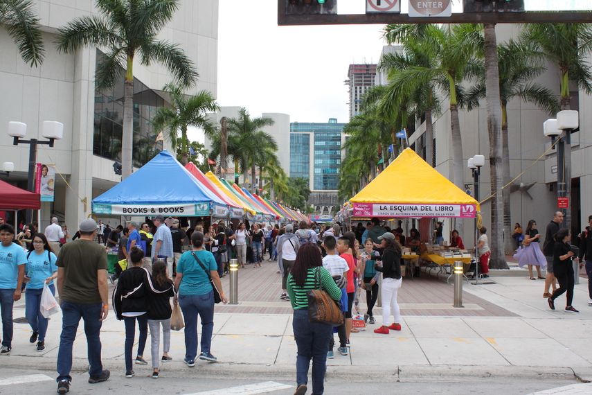 Ambiente en la edición anterior de la Feria del Libro de Miami.