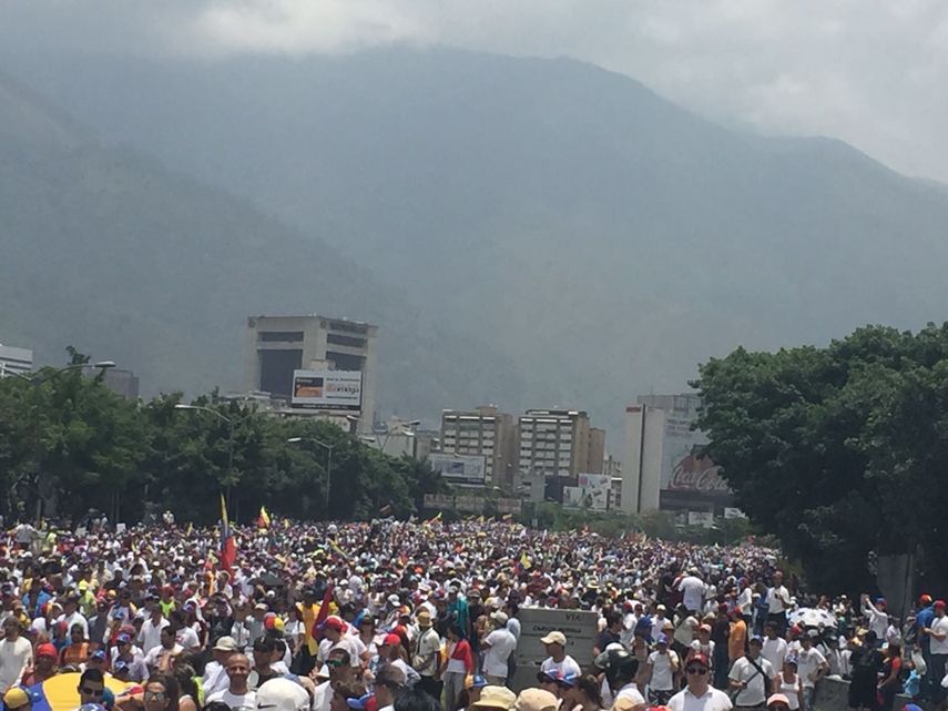 Una de las marchas más grandes registrada en la ciudad capital se registra este miércoles.