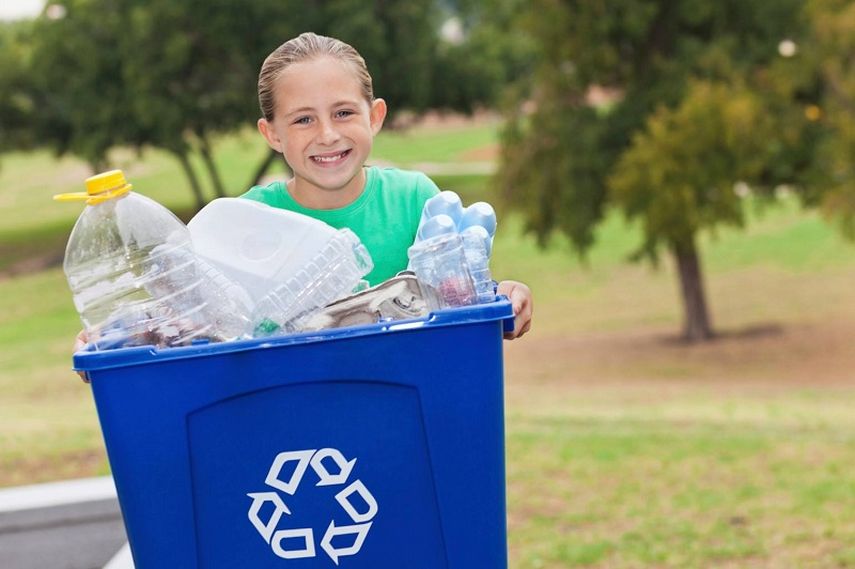 Una niña muestra su espíritu ecológico reciclando. (CORTESÍA). 