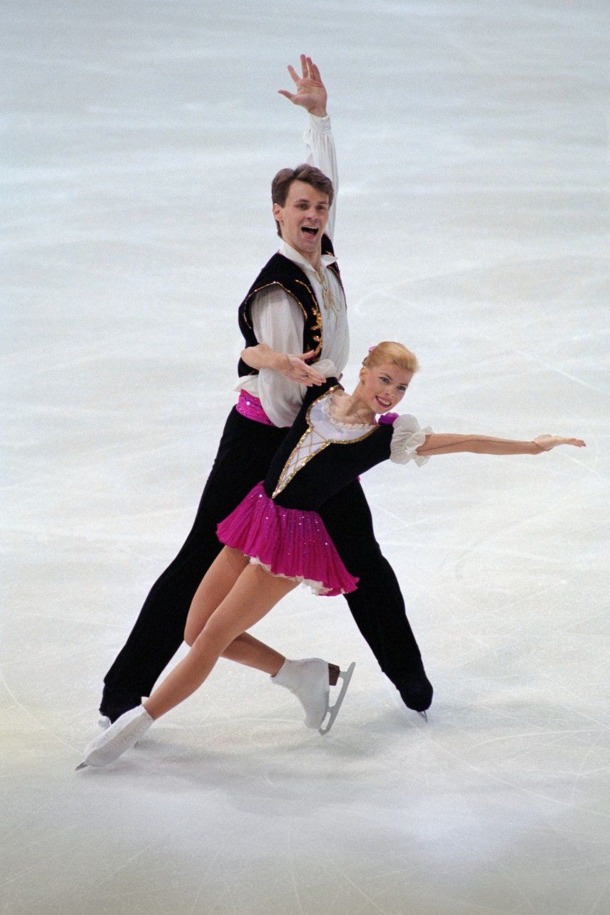 Esta foto tomada el 24 de febrero de 1996 muestra a los patinadores artísticos rusos Evgenia Shishkova y Vadim Naumov actuando en el evento de parejas en la final del Campeonato de patinaje artístico en París. La pareja rusa de patinaje artístico Evgenia Shishkova y Vadim Naumov, que ganaron el título mundial de parejas en 1994, estaban a bordo de un avión de pasajeros estadounidense que se estrelló en Washington el 29 de enero de 2025, informaron agencias de noticias rusas.&nbsp;