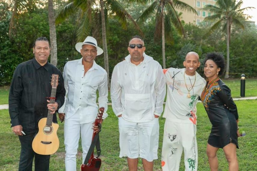 Amaury Gutiérrez, Descemer Bueno, junto a Eddy K y los artistas conocidos como Uniko y Trueno Aguilera.&nbsp;