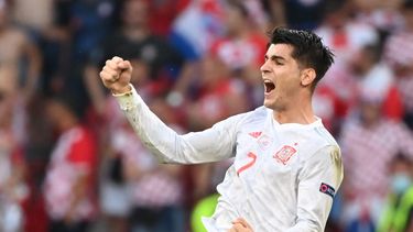 Álvaro Morata anotó el cuarto gol de España para sellar el pase a la siguiente ronda
