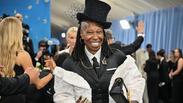 La actriz estadounidense Whoopi Goldberg llega a la Gala del Met 2025 en el Museo Metropolitano de Arte el 5 de mayo de 2025 en Nueva York.