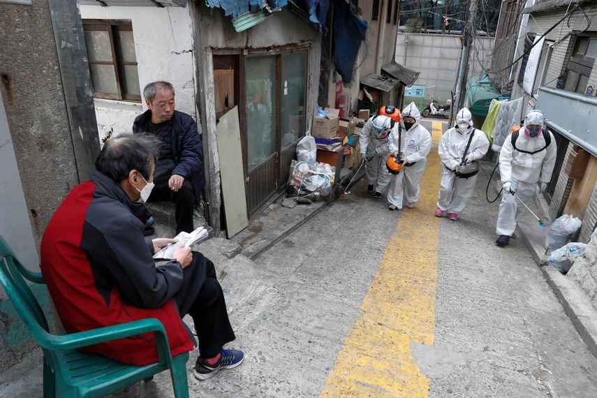 Trabajadores roc&iacute;an desinfectante como medida de precauci&oacute;n contra el nuevo coronavirus en Se&uacute;l, Corea del Sur.&nbsp;