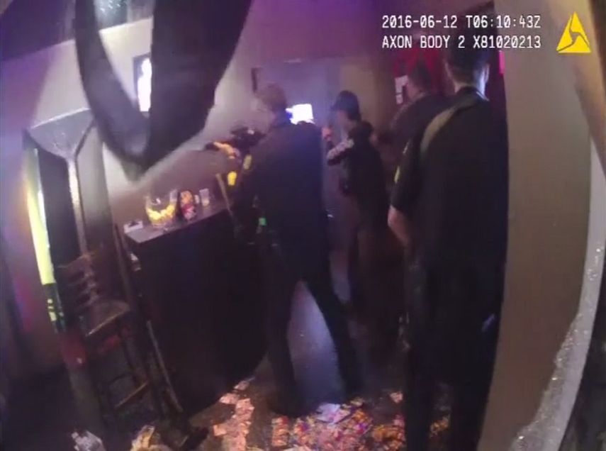 Los vídeos que publicó el Orlando Sentinel muestran escenas de caos en el interior del club gay Pulse en el momento en el que la Policía decide entrar al local.