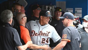 Miguel Cabrera, de los Tigres de Detroit, es felicitado por sus compañeros tras conectar su jonrón 500 en las Grandes Ligas&nbsp;