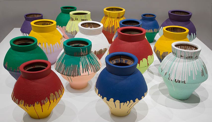 Una fotografía sin fecha proporcionada por el Museo de Arte de Brooklyn muestra una serie de 16 vasijas que forman parte de la instalación del artista chino Ai Weiwei que se presenta actualmente en el Museo de Arte Pérez en Miami. (AP)