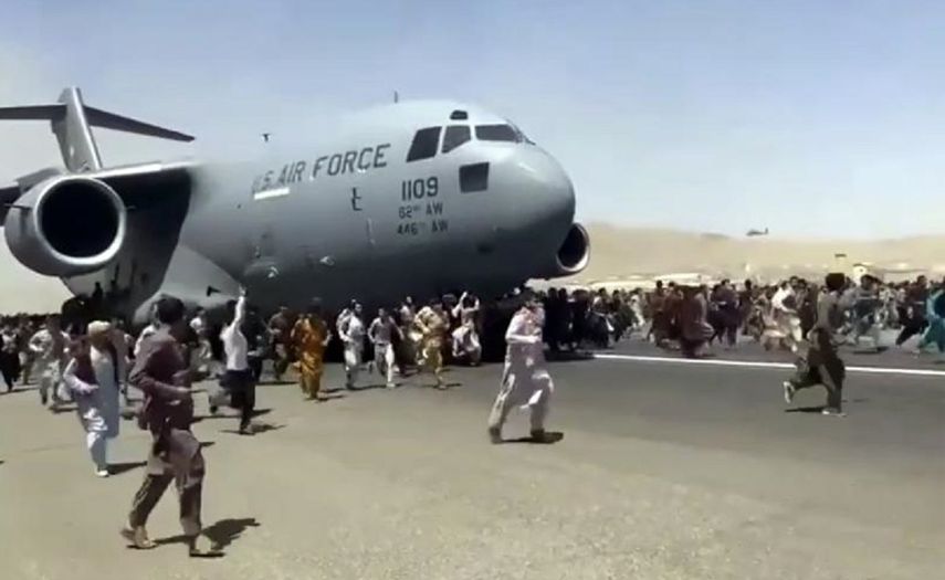 Hallan restos humanos en tren de aterrizaje de avión de EEUU que partió de Kabul