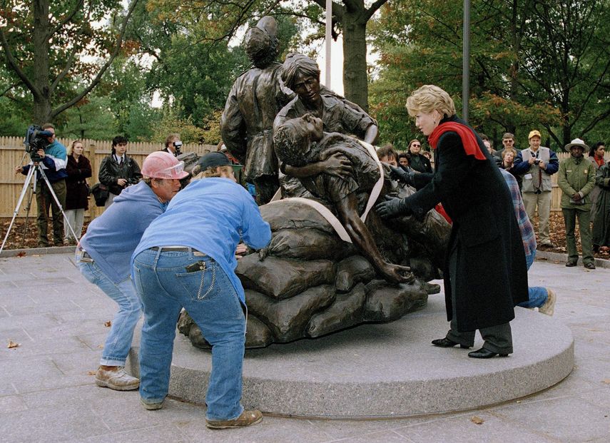 En esta foto del 1ro de noviembre de 1993, la escultora Glenna Goodacre ayuda a trabajadores a colocar su Monumento a las Mujeres de la Guerra de Vietnam en el National Mall en Washington.&nbsp;&nbsp;