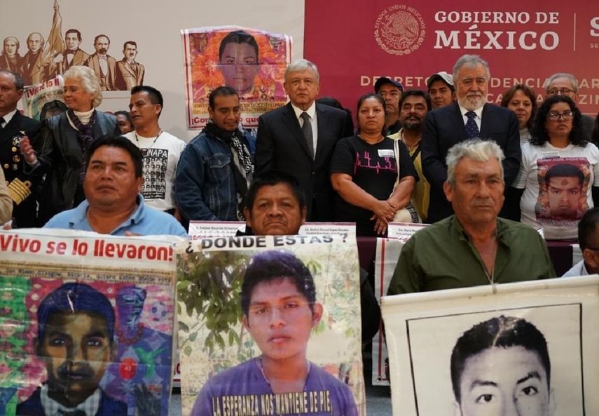 El presidente mexicano, Andrés Manuel López Obrador, junto a familiares de los 43 normalistas de Ayotzinapa desaparecidos en septiembre de 2014.