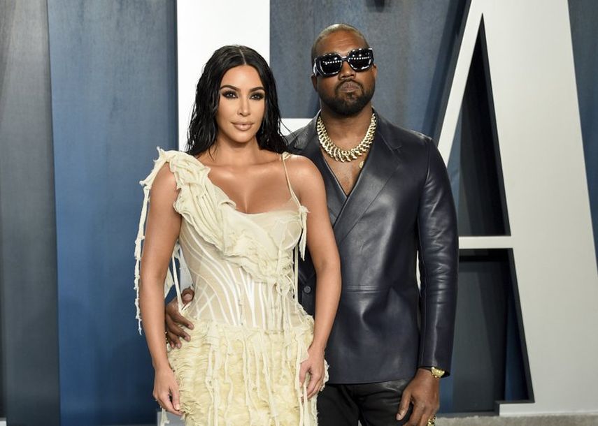 Kim Kardashian West, izquierda, y Kanye West llegan a la Vanity Fair Oscar Party en Beverly Hills, California, el 9 de febrero de 2020.