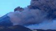 La nube de humo y las cenizas arrojadas por el volcán Etna obligaron el lunes a ordenar el cierre del aeropuerto de Catania, entre los más importantes de Sicilia (sur de Italia). ARCHIVO / 2022