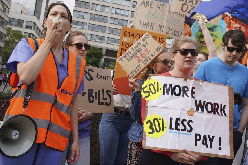 Miembros del sindicato Unite se ven en un piquete ante el Guys and St Thomas Hospital, durante una huelga convocada por una disputa salarial, el jueves 13 de julio de 2023.&nbsp;