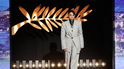 La cineasta india Payal Kapadia, miembro del jurado del 78º Festival de Cine de Cannes, sube al escenario durante la ceremonia de inauguración y la proyección de la película Partir un Jour, presentada fuera de competición en la 78ª edición del Festival de Cannes, el 13 de mayo de 2025.&nbsp;