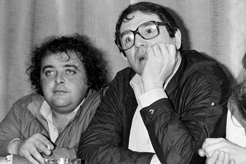 Una foto de archivo tomada el 26 de mayo de 1981 muestra al actor francés Jacques Villeret (izq.) y al director de cine Robert Hossein en la 34ª edición del Festival de Cine de Cannes en Cannes, sur de Francia.&nbsp;