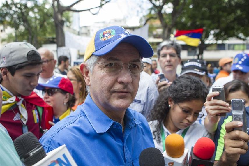 Fotografía de archivo fechada el domingo 20 de abril de 2014 que muestra al alcalde mayor de Caracas, Antonio Ledezma, durante una marcha convocada por los estudiantes opositores en el municipio Chacao, en Caracas. (EFE)