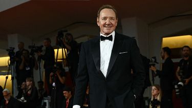 El actor estadounidense Kevin Spacey asiste a la alfombra roja de la película Father Mother Sister Brother, presentada en competición en el 82.º Festival Internacional de Cine de Venecia, en el Lido de Venecia el 31 de agosto de 2025.