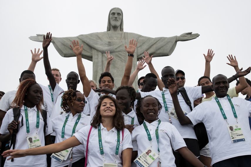 Esta foto de archivo del s&aacute;bado 30 de julio del 2016 muestra a integrantes del Equipo de Refugiados Ol&iacute;mpicos posando para una foto enfrente del Cristo Redentor en R&iacute;o de Janeiro, Brasil