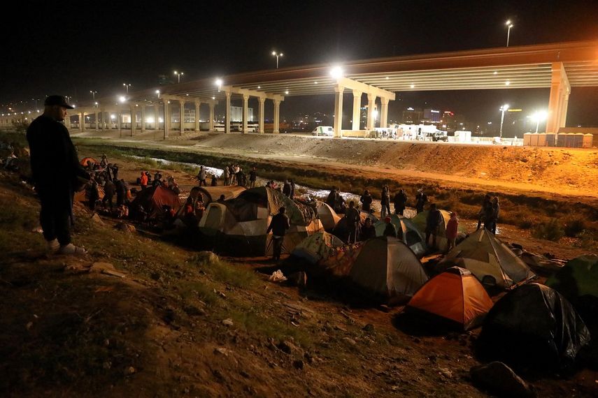 Migrantes venezolanos acampan frente al puesto de operaciones de la Patrulla Fronteriza de EE. UU. al otro lado del río Bravo (o río Grande, como se le llama en EE. UU.), en Ciudad Juárez, estado de Chihuahua, México, el 25 de octubre de 2022.
