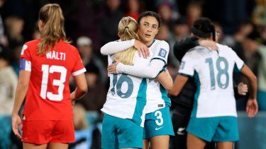 Las neozelandesas Claudia Bunge (derecha) y Jacqui Hand se abrazan tras el empate 0-0 contra Suiza en el Mundial femenino, el domingo 30 de julio de 2023, en Dunedin, Nueva Zelanda.&nbsp;