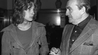 El director italiano Luchino Visconti (derecha) conversa con el joven actor sueco Björn Andresen el 24 de mayo de 1971 en Cannes, durante el Festival Internacional de Cine.