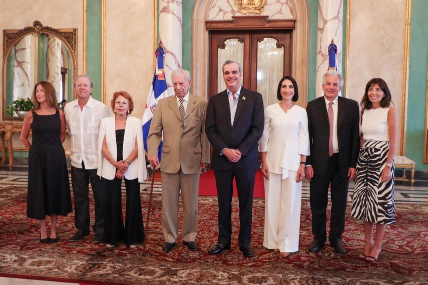 Mario Vargas Llosa, su esposa Patricia tras recibir la ciudadanía dominicana en el Palacio Nacional, adjunto al presidente Luis Abinader y su esposa, Raquel Arbaje, primera dama de la República y familiares del Premio Nóbel de Literatura.&nbsp; &nbsp;