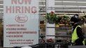 Un empleado empuja carritos de compra junto a un aviso de empleos en una tienda de Jewel Osco en Deerfield, Illinois, el 23 de abril del 2020. Un empleado empuja carritos de compra junto a un aviso de empleos en una tienda de Jewel Osco en Deerfield, Illinois, el 23 de abril del 2020.