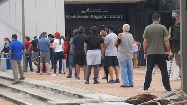 Electores hacen fila en una de las bibliotecas del Condado de Miami-Dade a la espera para ejercer su derecho al voto.&nbsp;