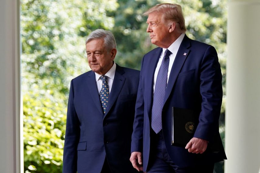&nbsp; Los presidentes Donald Trump, de Estados Unidos, a la derecha, y Andr&eacute;s Manuel L&oacute;pez Obrador, de M&eacute;xico, llegan para asistir a un evento en la Rosaleda de la Casa Blanca, en Washington, el mi&eacute;rcoles 8 de julio de 2020.&nbsp; &nbsp;